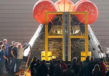 Orion przybywa do Centrum Kosmicznego Kennedy'ego ...