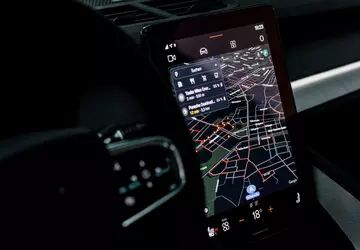 Google integruje Gemini w Android Auto ...