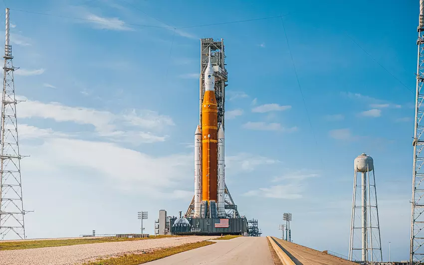 Katastrofalne przekroczenie wydatków - NASA zapłaci 13,1 mld USD zamiast 7 mld USD za silniki rakietowe SLS i dopalacze dla programu księżycowego Artemis