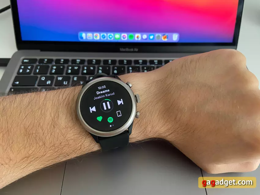 Aplikacja Spotify na Wear OS pozwala teraz na pobieranie muzyki