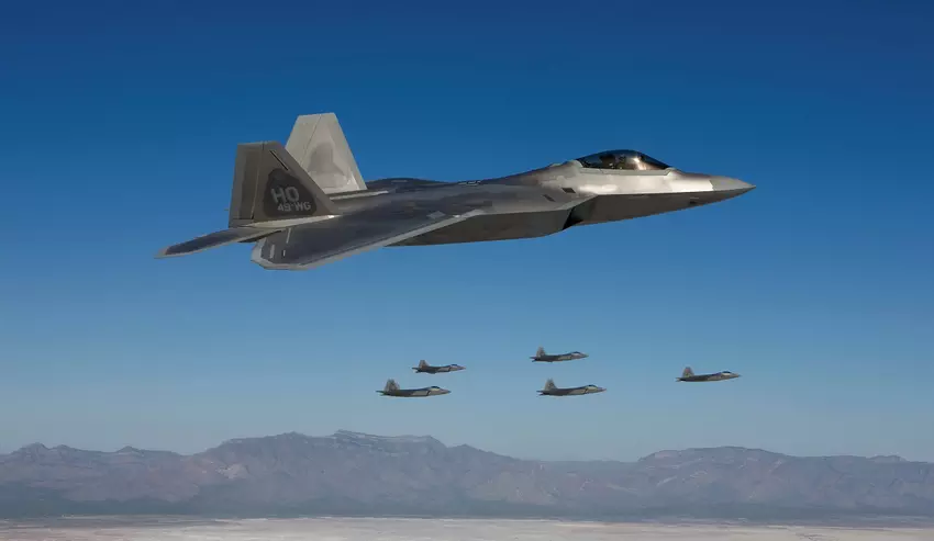 Amerykańskie F-22 i F-16 w pobliżu Alaski przechwytują grupę rosyjskich samolotów, w tym bombowce nuklearne Tu-95 i myśliwce Su-35.