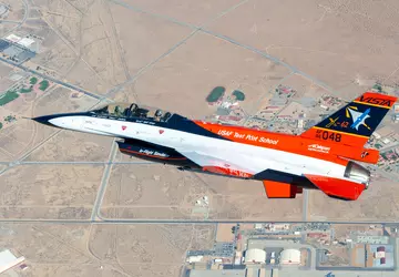 Sztuczna inteligencja kontroluje odrzutowiec myśliwski F-16 ...