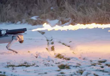 Pies-robot z miotaczem ognia, który topi ...