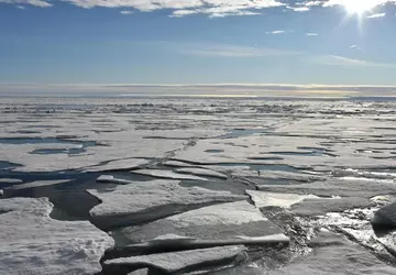 Badanie pokazuje, że lód w Arktyce ...