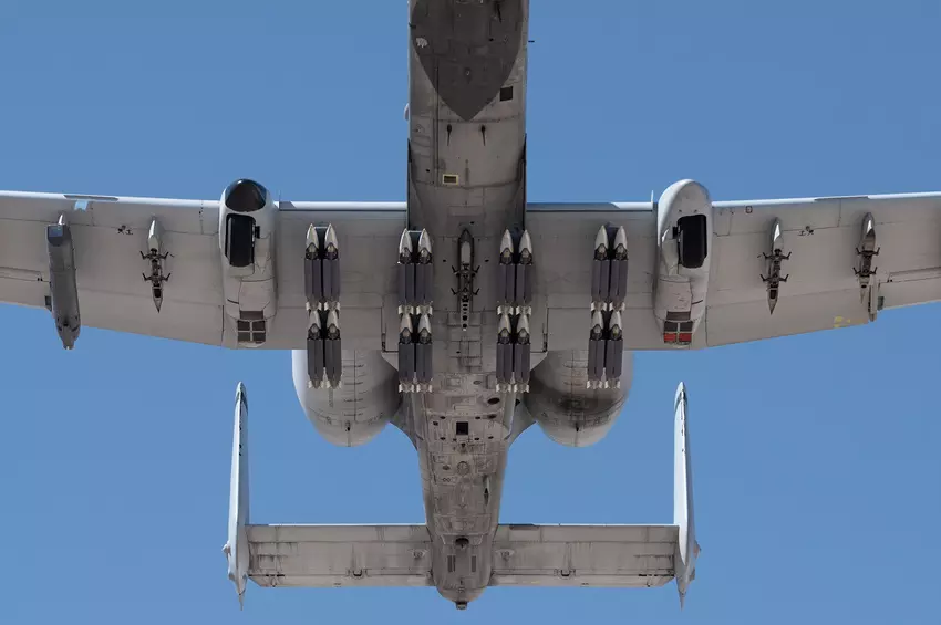 Samoloty szturmowe A-10 Thunderbolt II po aktualizacji oprogramowania będą mogły przenosić 16 bomb precyzyjnych GBU-39/B SDB