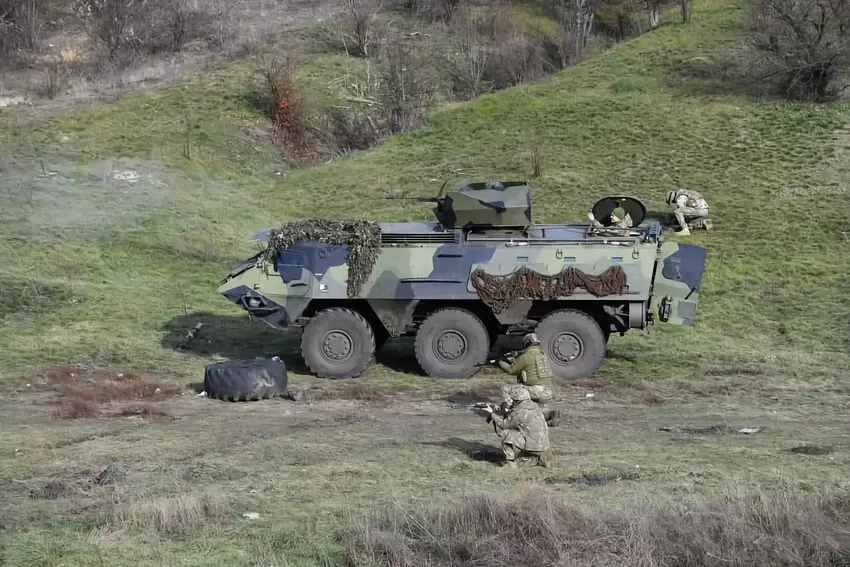 Ukraińscy marines używają fińskich transporterów opancerzonych Sisu XA-180, które mają układ kół 6×6, zasięg przelotowy do 800 km i mogą pływać