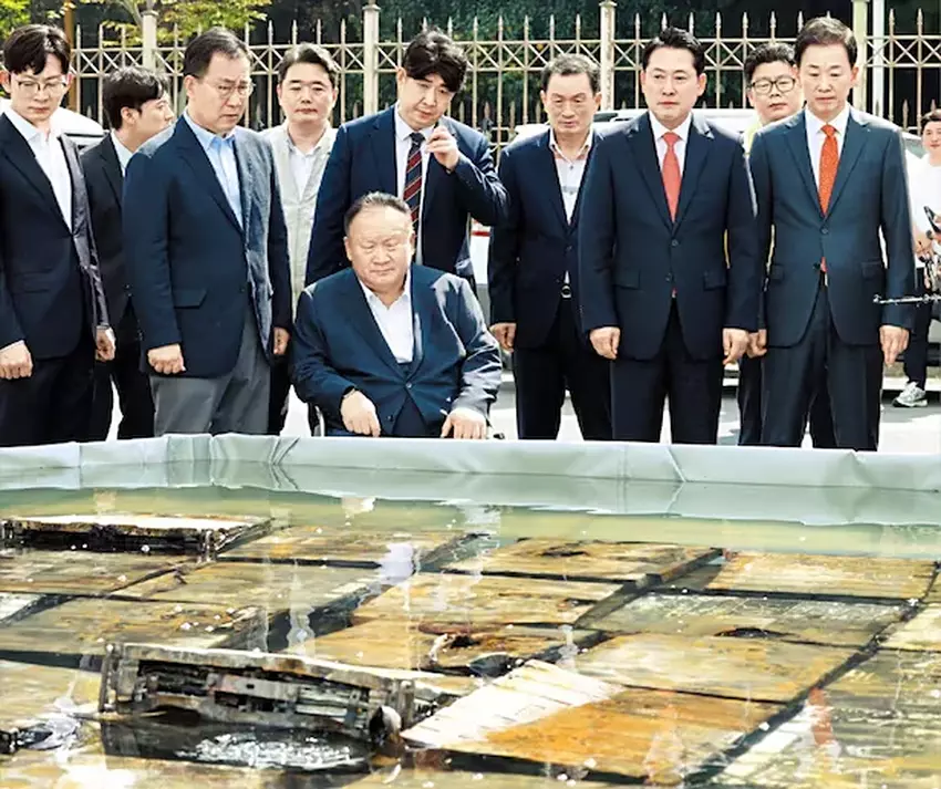 Urzędnicy analizują dane archiwum