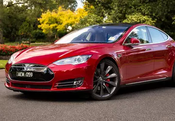 Niemiec w Tesli Model S przejechał ...