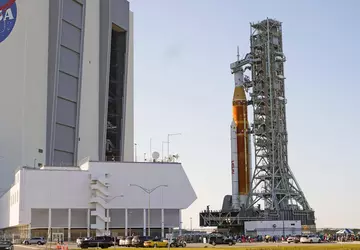 Kosmiczny system startowy NASA na platformie ...