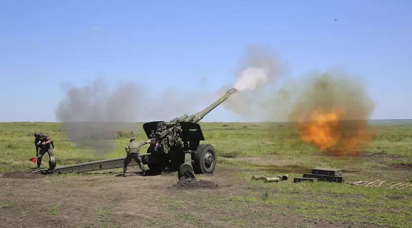 Ukraińskie Siły Zbrojne niszczą radziecką 152 mm haubicę M1987 2A65 w Rosji