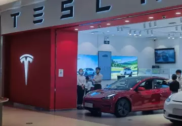 Pracownicy Tesla China pracują bez dni ...