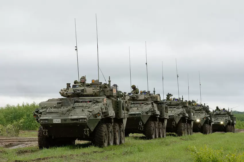 Kanadyjskie pojazdy opancerzone LAV II ACSV z karabinami maszynowymi 7,62 mm w drodze na Ukrainę