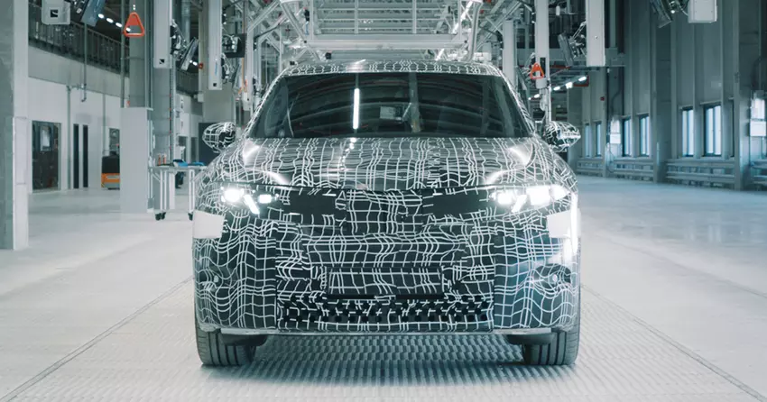 BMW rozpoczęło pilotażową produkcję samochodów elektrycznych Neue Klasse w nowej fabryce na Węgrzech