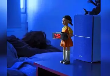 Strzelający budzik w postaci zabójczej lalki ...