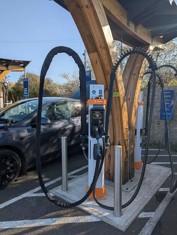 Stacja ładowania Kempower Satellite z ochroną kabla CableGuard