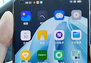 OPPO Reno 7 Pro z "dziurawym" ...