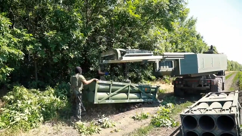 Ukraińskie wojsko pokazało proces przeładowywania HIMARS i opowiedziało, jakie cele niszczy amerykański MLRS