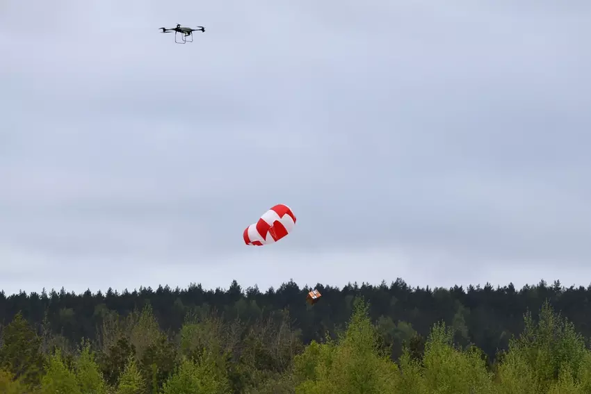 Zrzucony z drona pakunek z lekami
