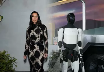 Kim Kardashian zaskoczyła sieć, przedstawiając robota ...