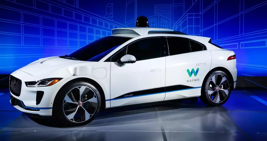 Bezdomny próbował ukraść bezzałogowy samochód Waymo w centrum Los Angeles