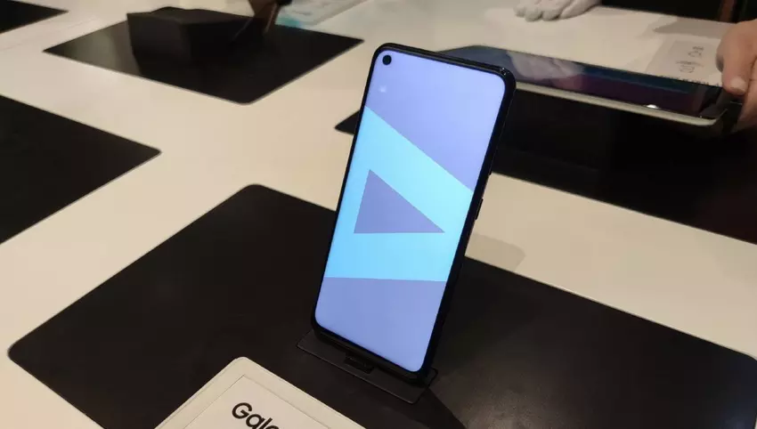 Samsung Galaxy A60: smartfon z gadającym wyświetlaczem Infinity-O i 32-megapikselowym aparatem selfie za 300 USD