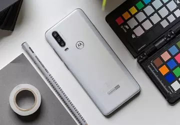 Motorola One Action: ekran kinowy i ...