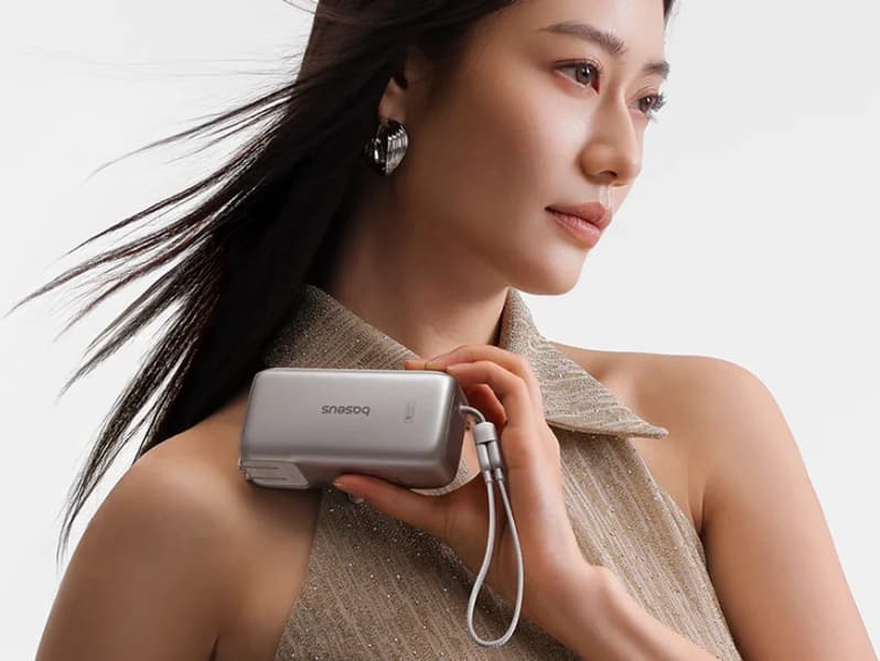 Baseus PicoGo Super Energy Pro w ręce