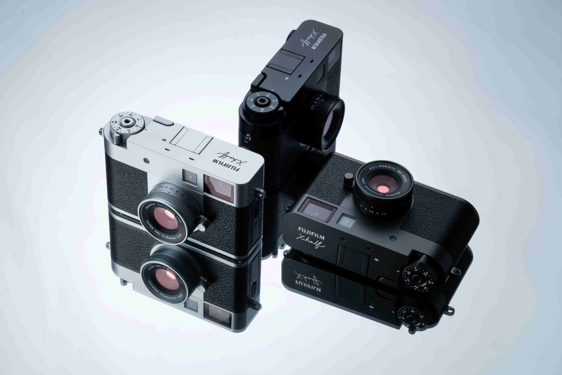 Premiera technologiczna: Fujifilm prezentuje aparat X half Fujifilm uruchamia nowy półformatowy aparat serii X