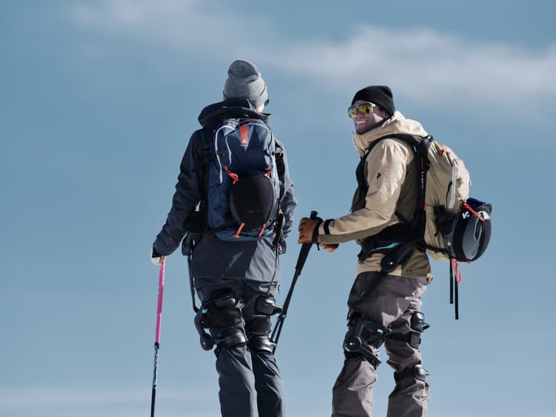 Karbonowa konstrukcja egzoszkieletu na człowieku