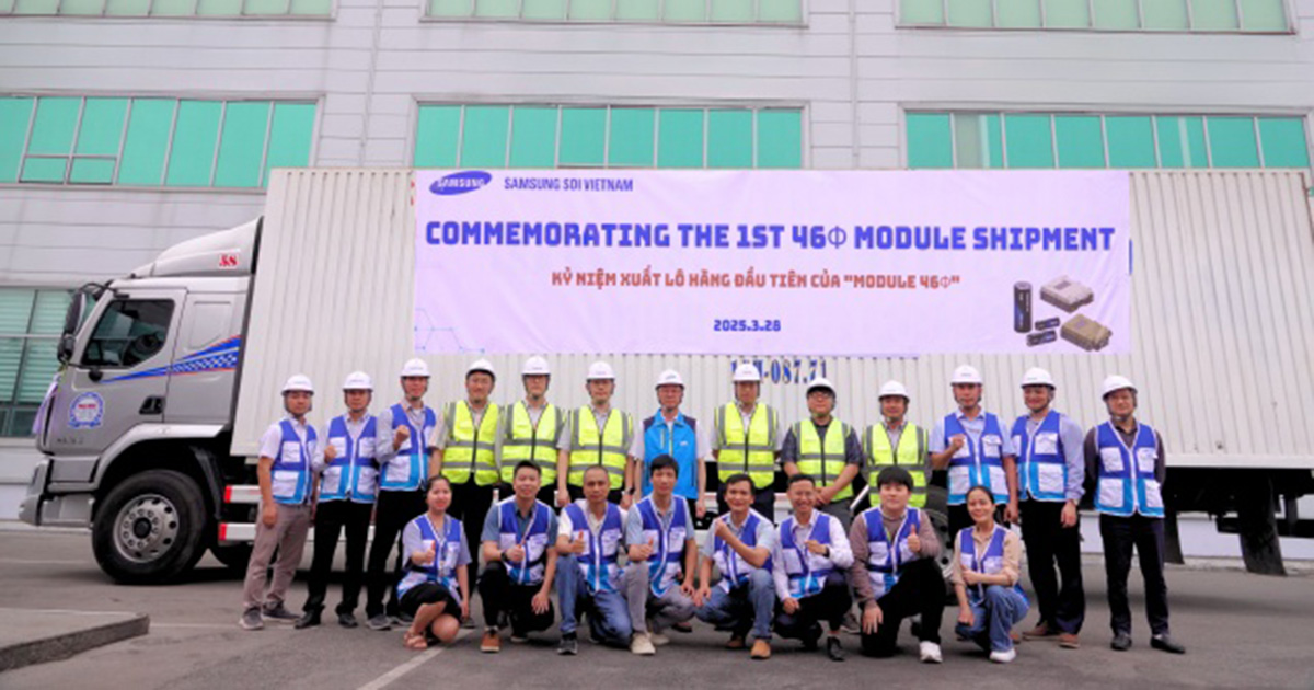 Pracownicy Samsung SDI na ceremonii pierwszej wysyłki modułów serii 46
