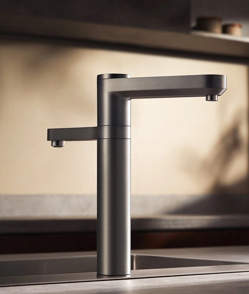 Dwa krany na jednym armaturze, do podawania filtrowanej i zwykłej wody.