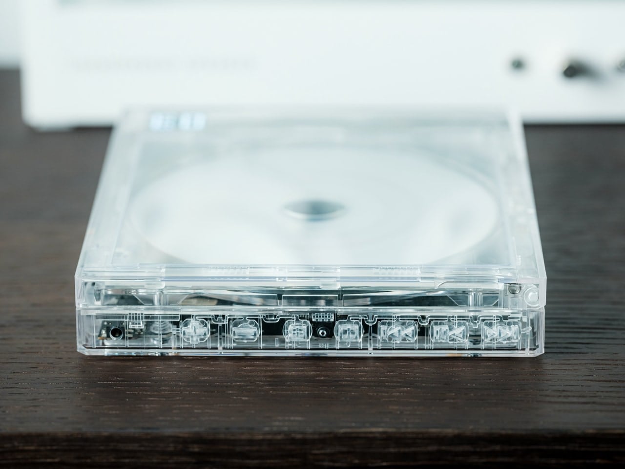 Odtwarzacz CD ClearFrame na tle okładki albumu