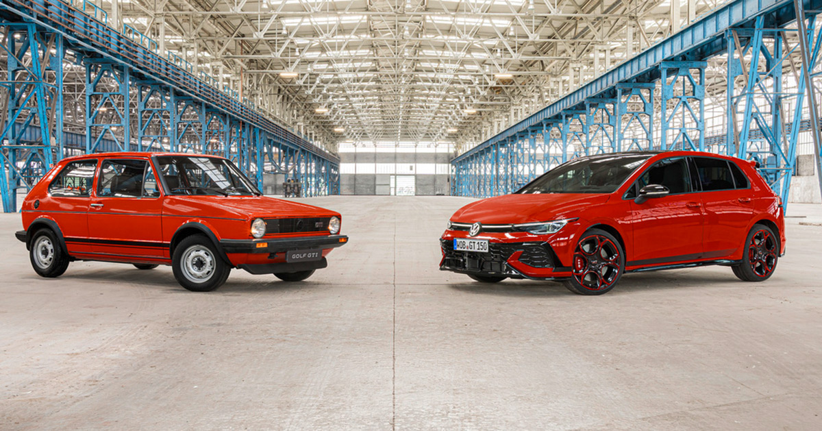 Pierwszy Golf GTI z 1976 roku oraz nowy jubileuszowy model Golf GTI Edition 50. Foto:?<span class= Porównanie pierwszego i jubileuszowego Golf GTI