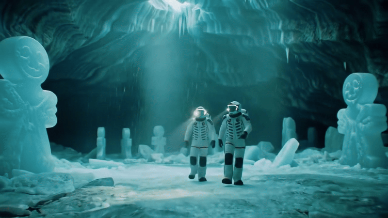 Animacja lodowej jaskini z ludźmi w kostiumach kosmicznych