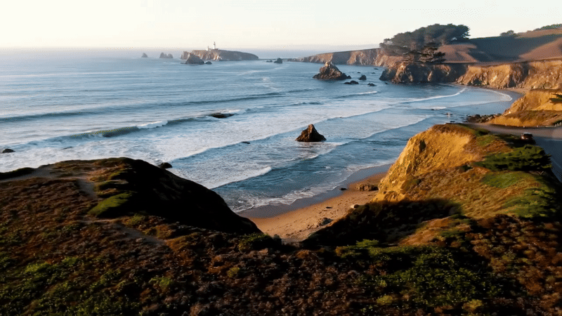 Aerozjęcie skalistego urwiska nad plażą