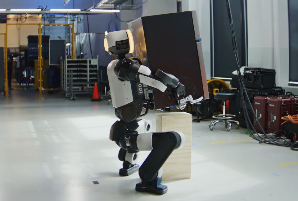 Atlas w Boston Dynamics demonstruje umiejętności przenoszenia ładunków