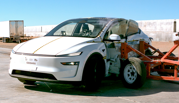 Proces testowania bezpieczeństwa elektrycznego samochodu Tesla Model Y