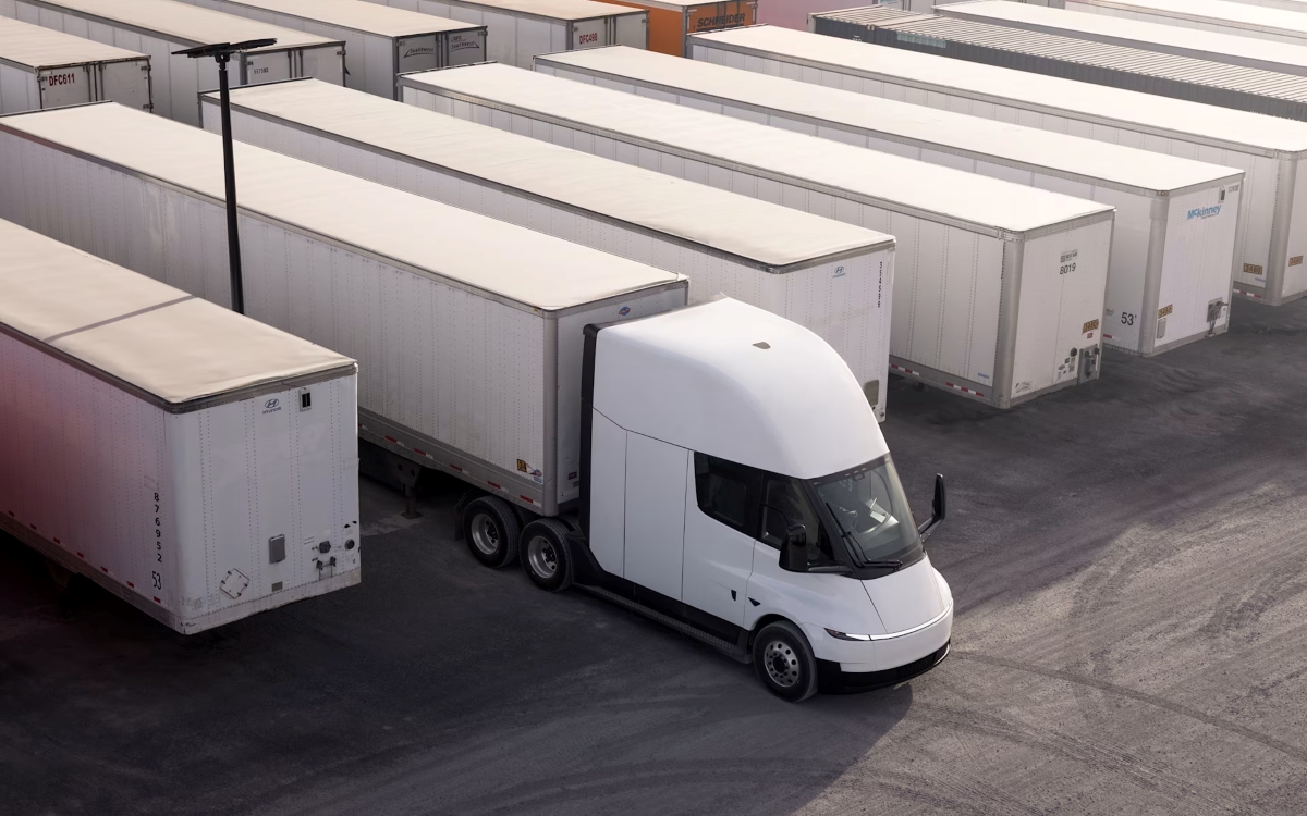 Ładowanie elektrycznej ciężarówki Tesla Semi