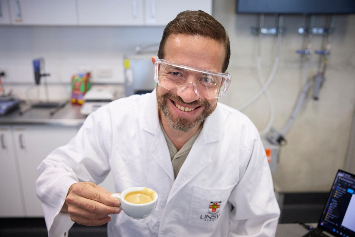 Francisco Trujillo, inżynier-chemik i współautor badania, demonstruje ultradźwiękową metodę przygotowywania kawy.