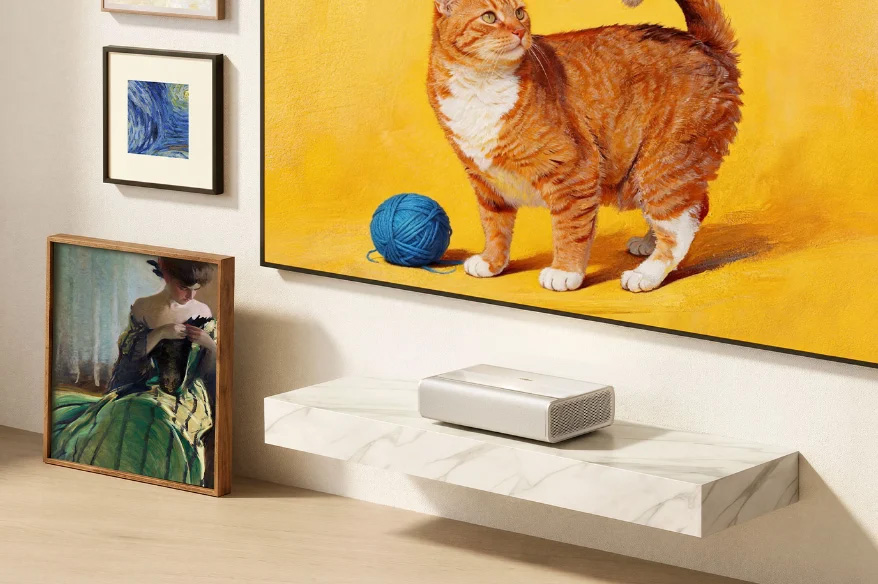 Ultrakrótkoogniskowy projektor Xgimi we współczesnym wnętrzu